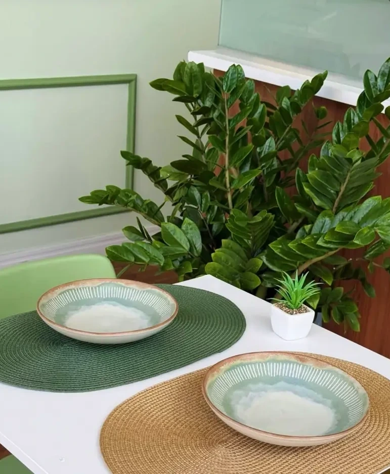 Ambiente interno com plantas e mesas de madeira